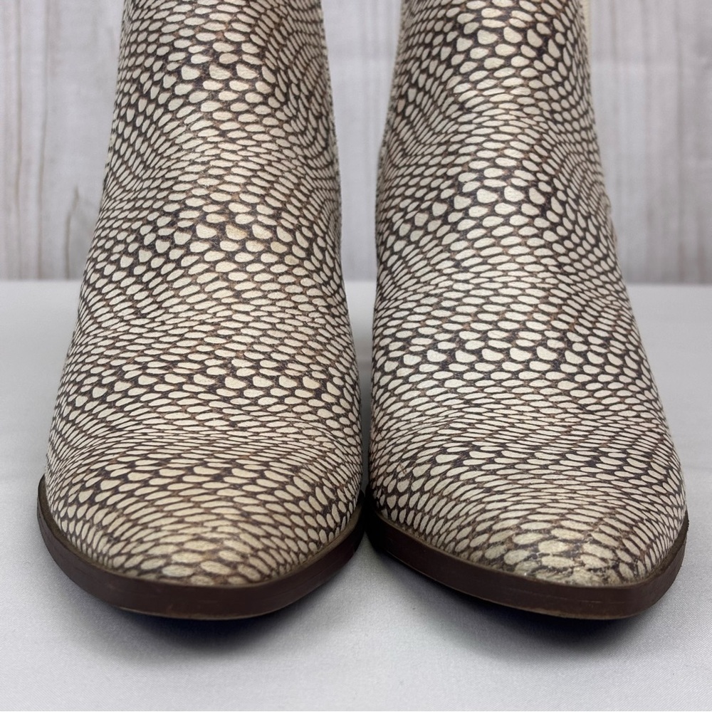 The Limited Kiki Chelsea Boots Vegan Snakeskin Heeled Ankle Booties Tan Size 7.5 - Picture 7 of 16